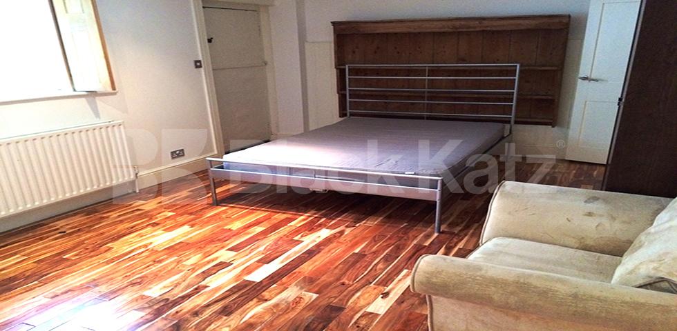 			LET , Studio Apartment, 1 bath, 1 reception Studio			 Surrey Square, Elephant & Castle